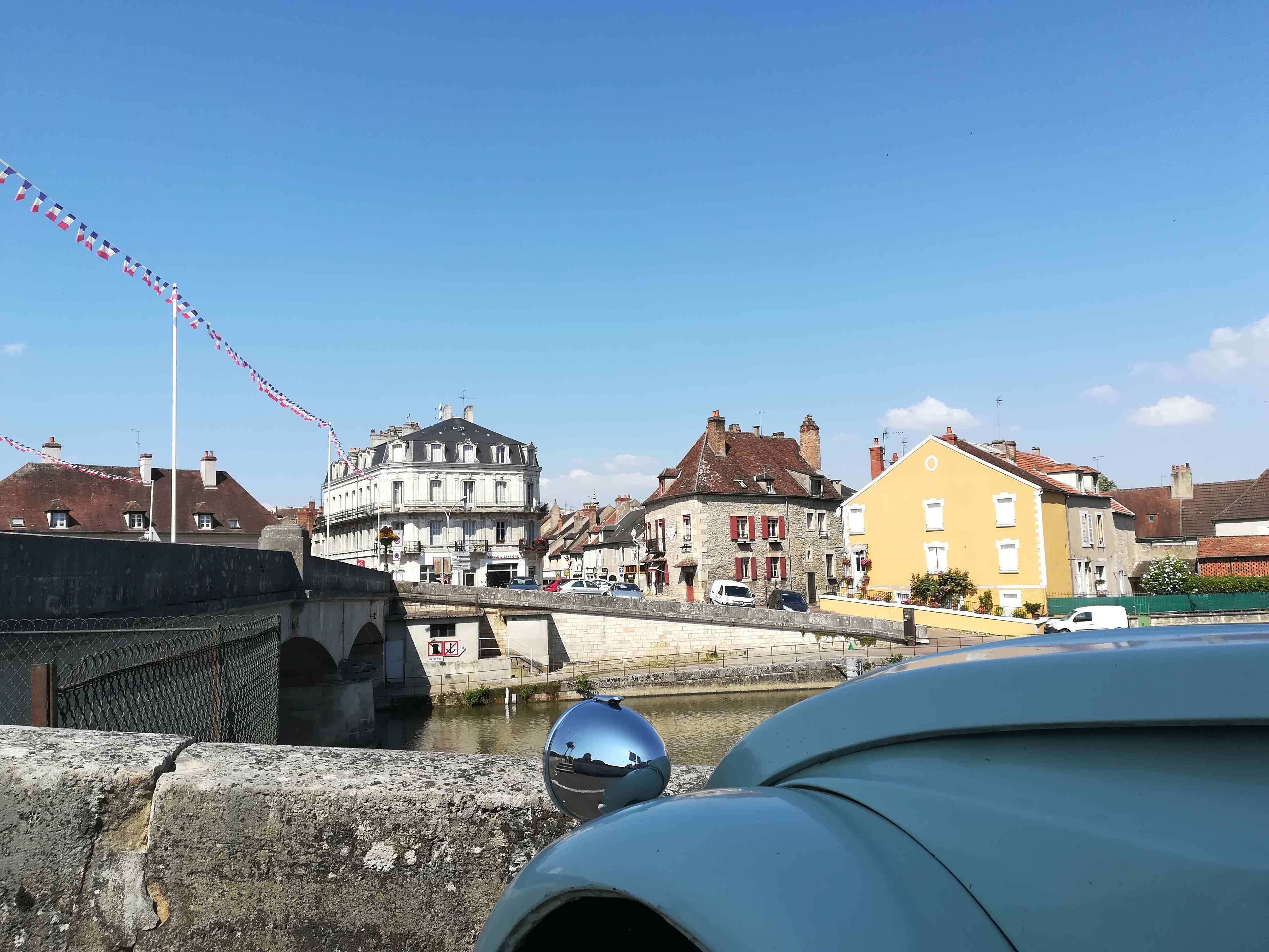 2CV a Clamecy Canal de Nivernais