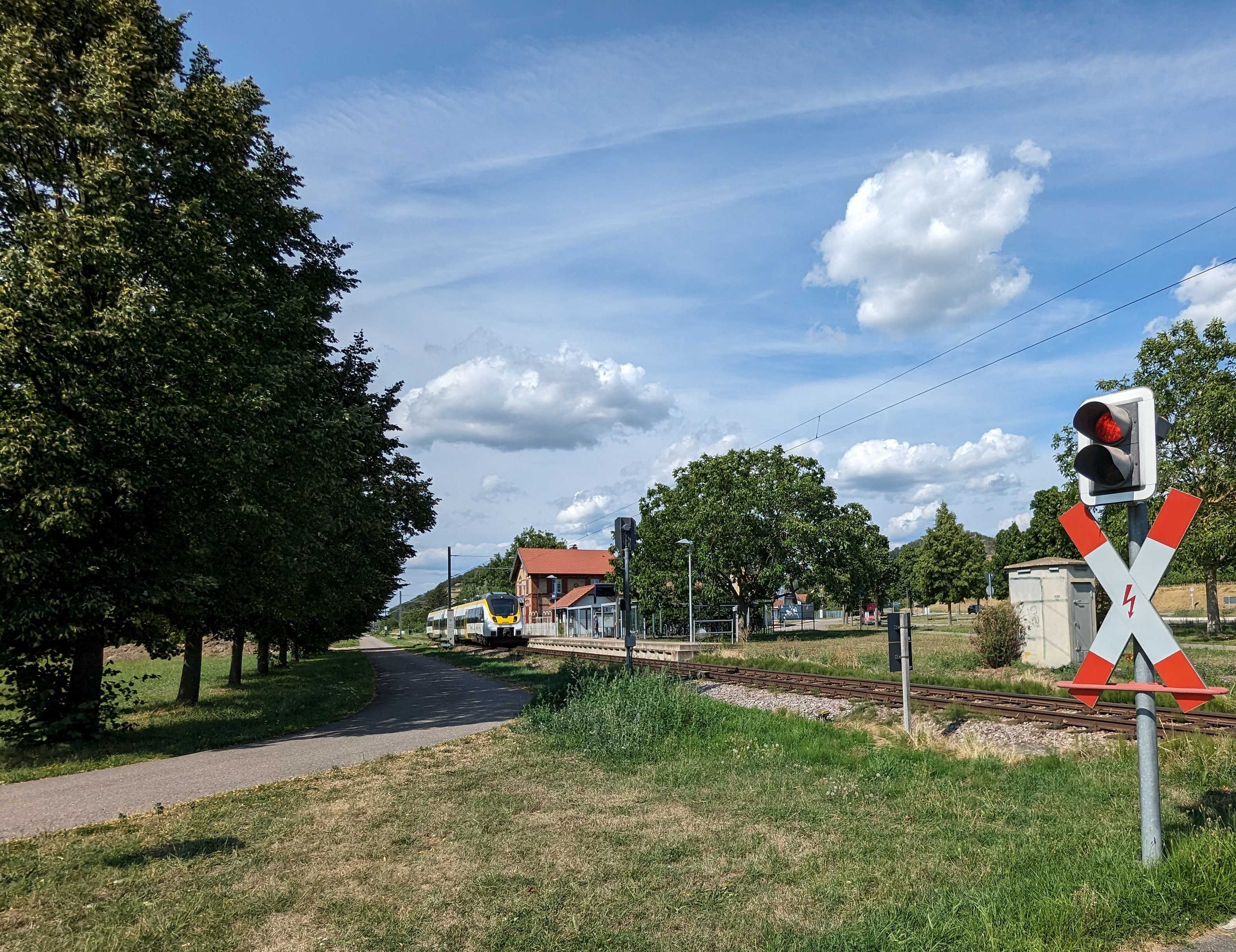 Achkarren Bahnhof mit SWEG Triebwagen 2023