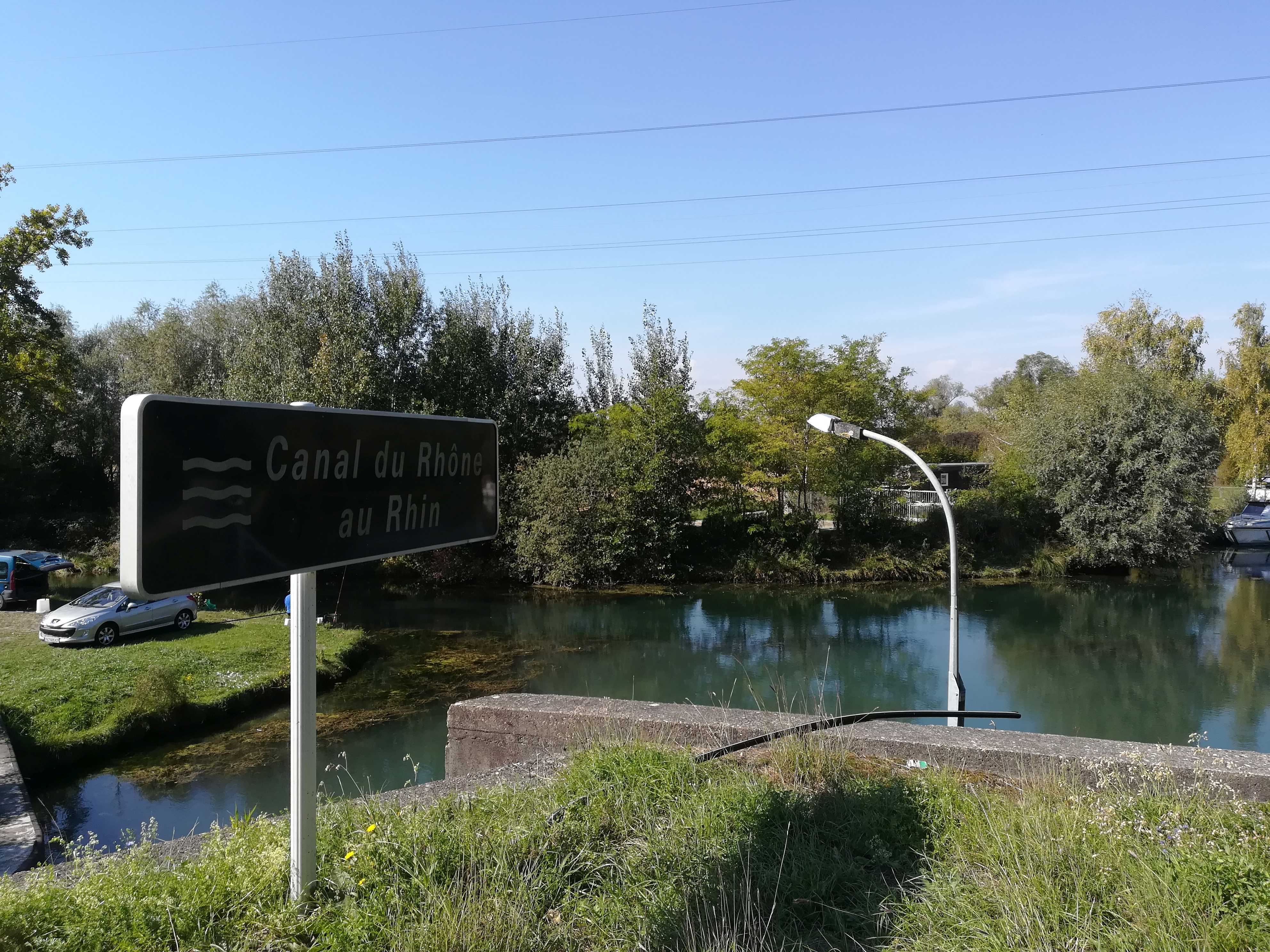 Der Canal du Rhone au Rhin nah des Rheins bei Rhinau/Rheinau