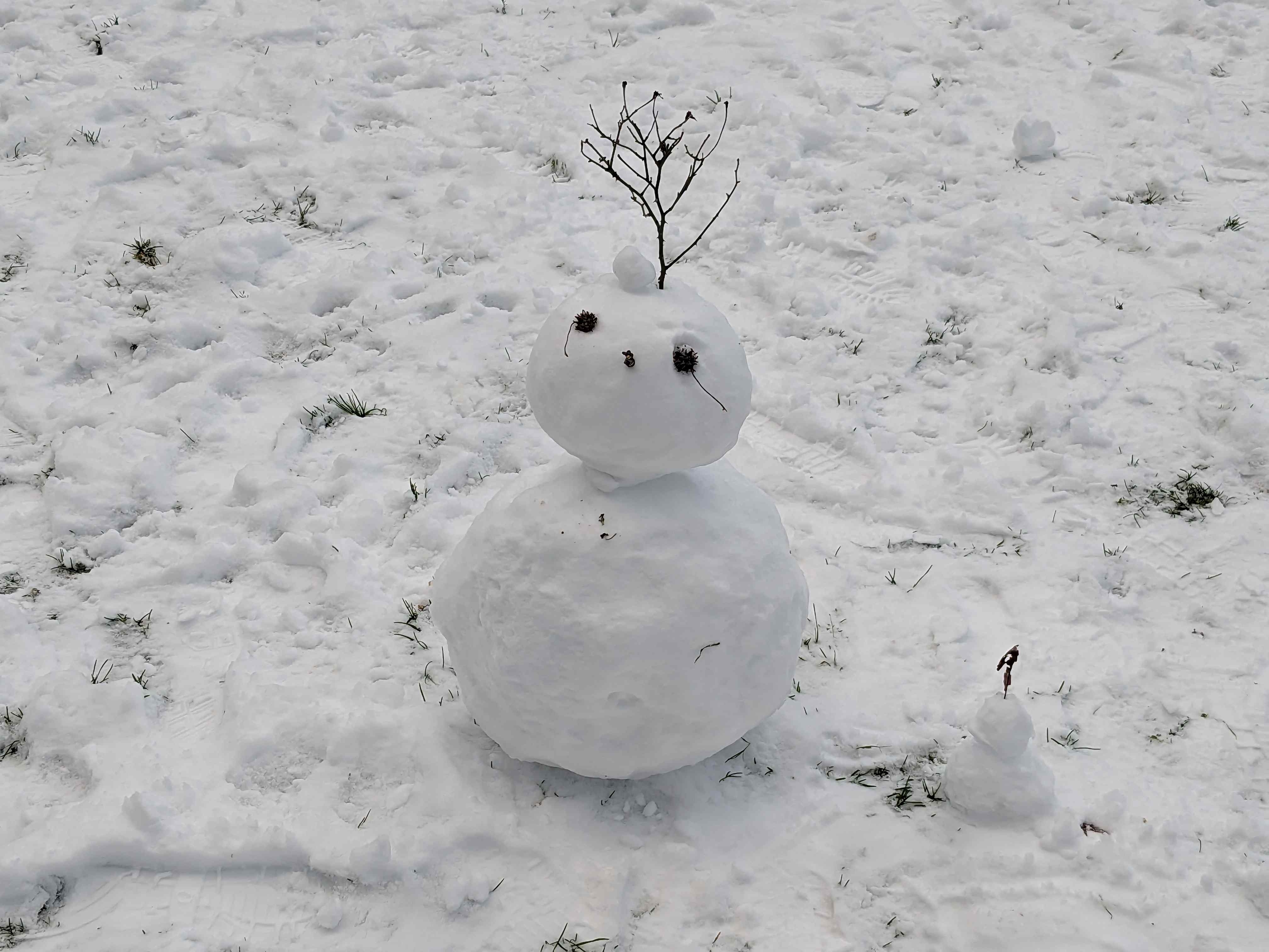 Internationaler Tag des Schneemanns Düsseldorf Schneefrau auf dem Kirchplatz