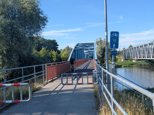 Fußgänger- und Radfahrbrücke bei Carnikava 