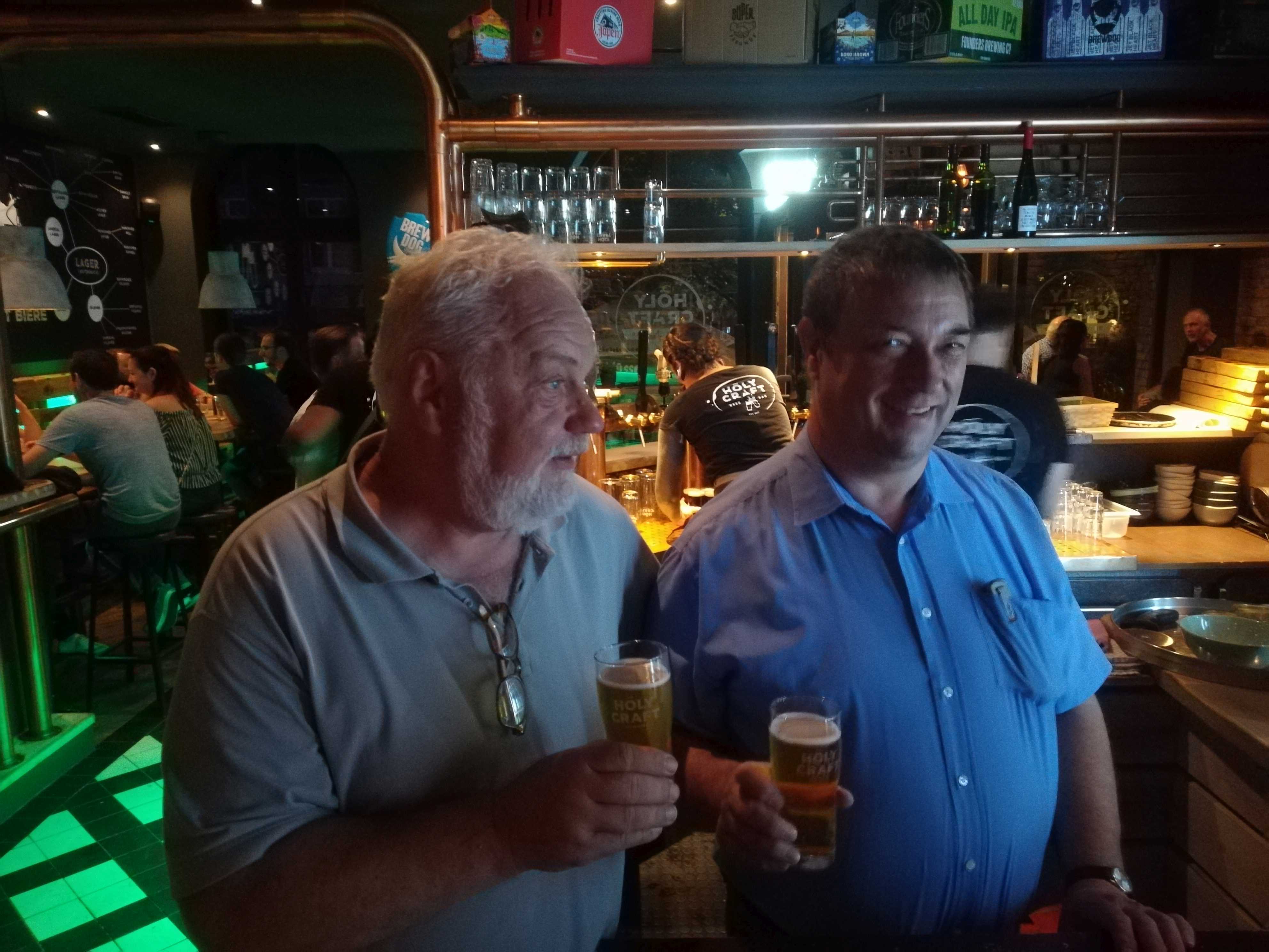 Tom und Dietmar in der Holy Craft Beer Bar Düsseldorf Bierwanderung mit Dölsch