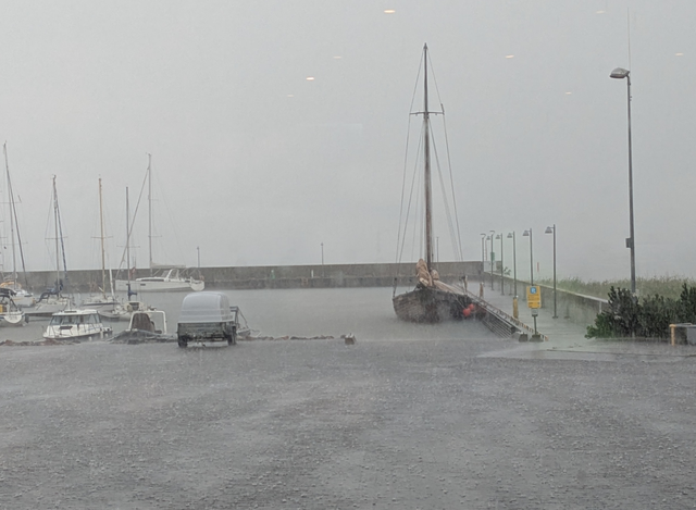 Kuivastu Hafen unter Wasser