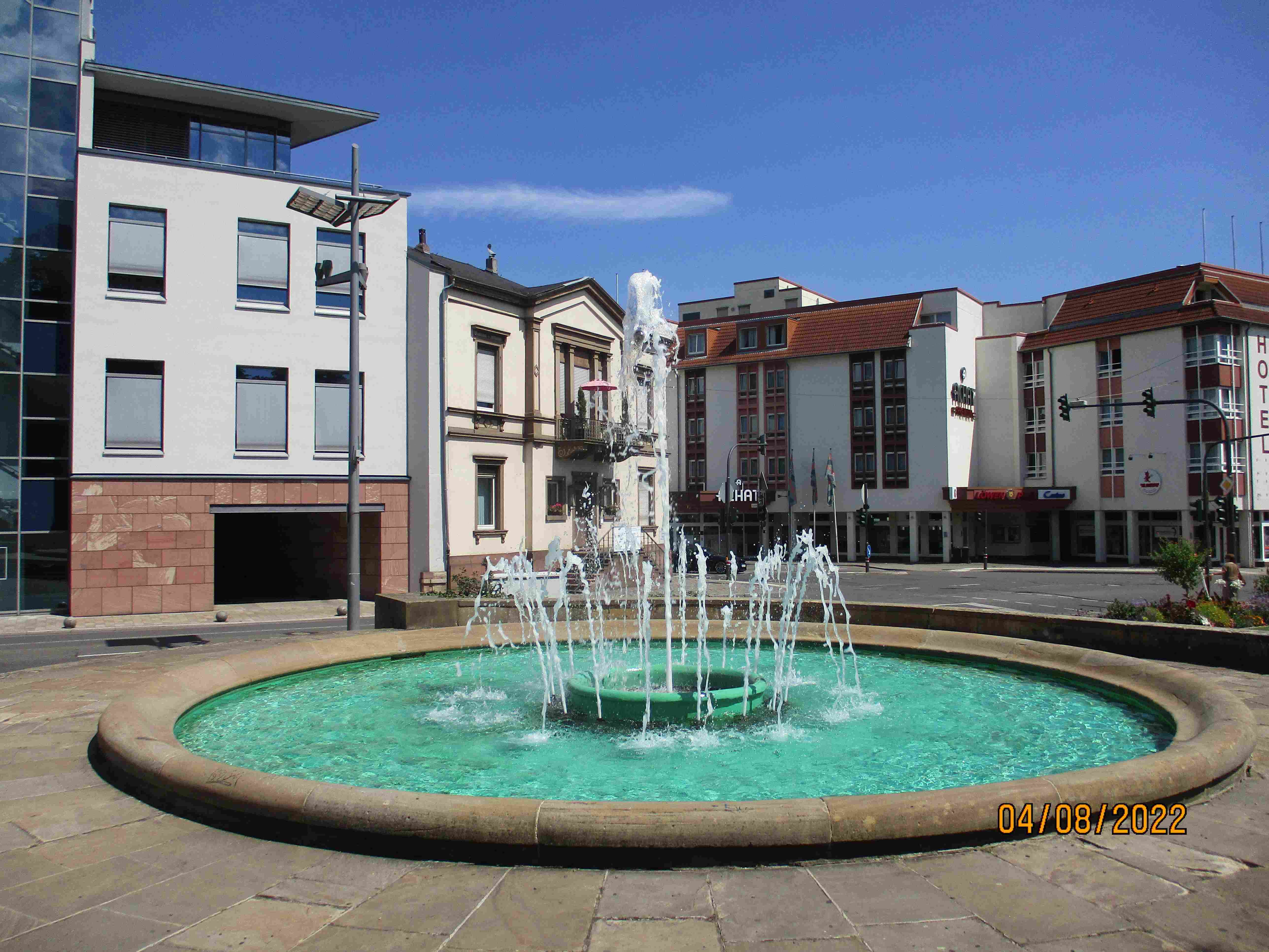 Neustadt-Weinstraße-Brunnen-vor-HBF