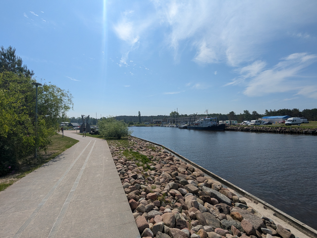 Pavilosta Beginn Hafenpromenade  mit Wohnmobilhafen