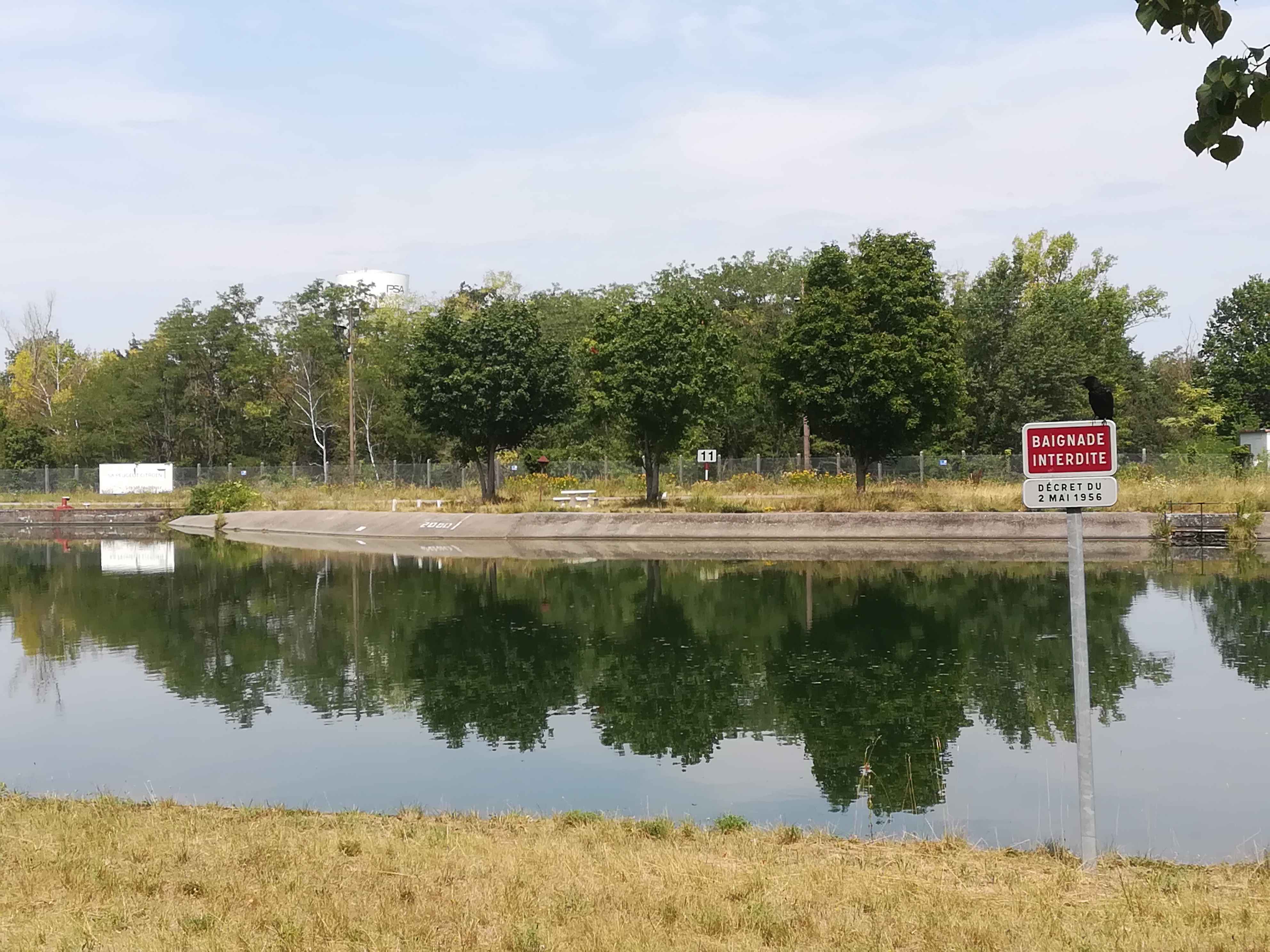 PSA Mulhouse mit Wasserturm im Hintergrund