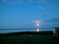 Radreise Baltikum Mond über der Bucht von Pärnu