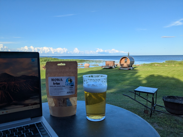 Radreise Baltikum Radreiseberichtsbier vor meinem Holzbau im Kapteni tula Lindi Estland