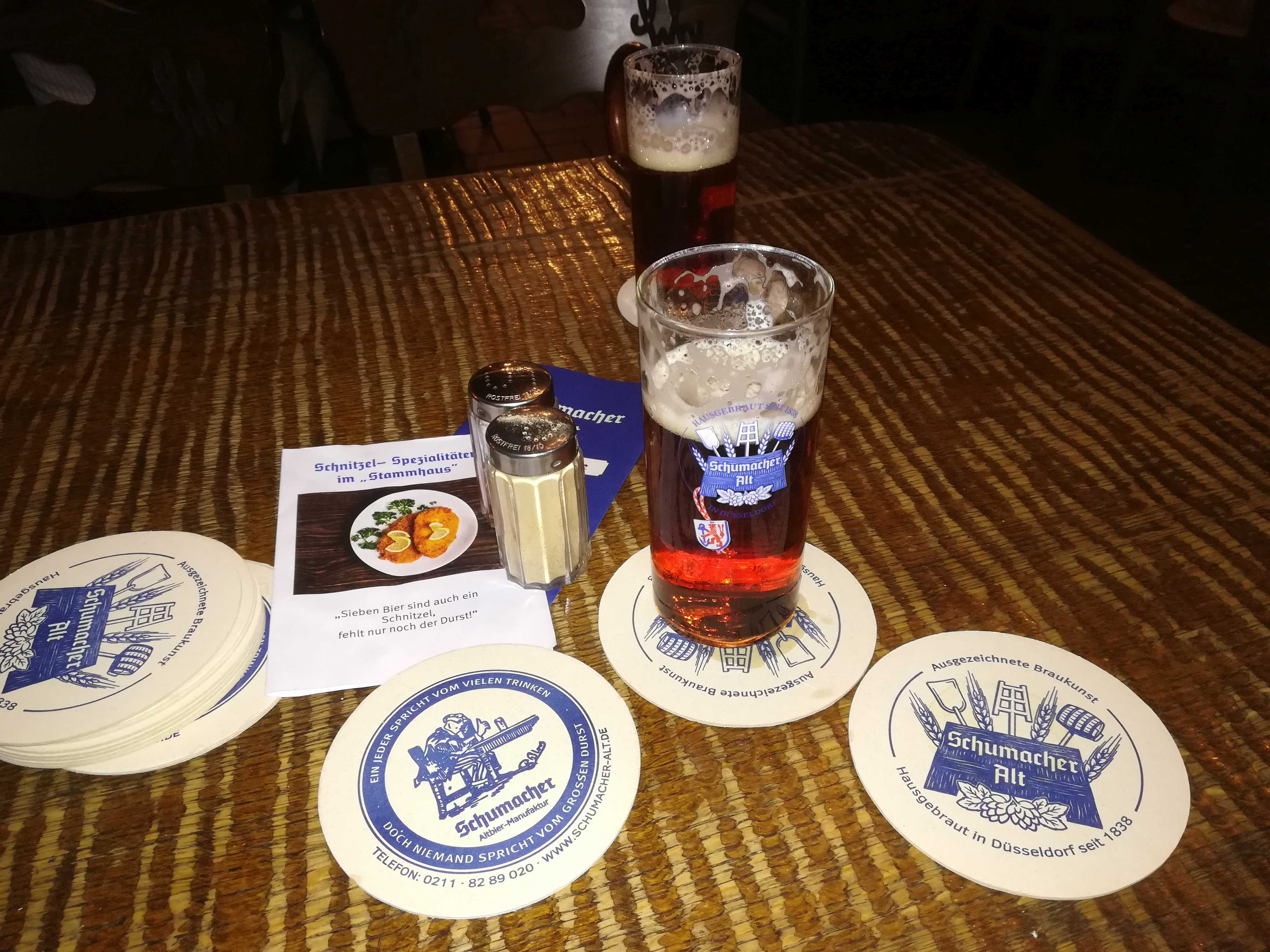 Bierwanderung Düsseldorf Schumacher Alt eines der Altbiere mit langer Brautradition in Düsseldorf 