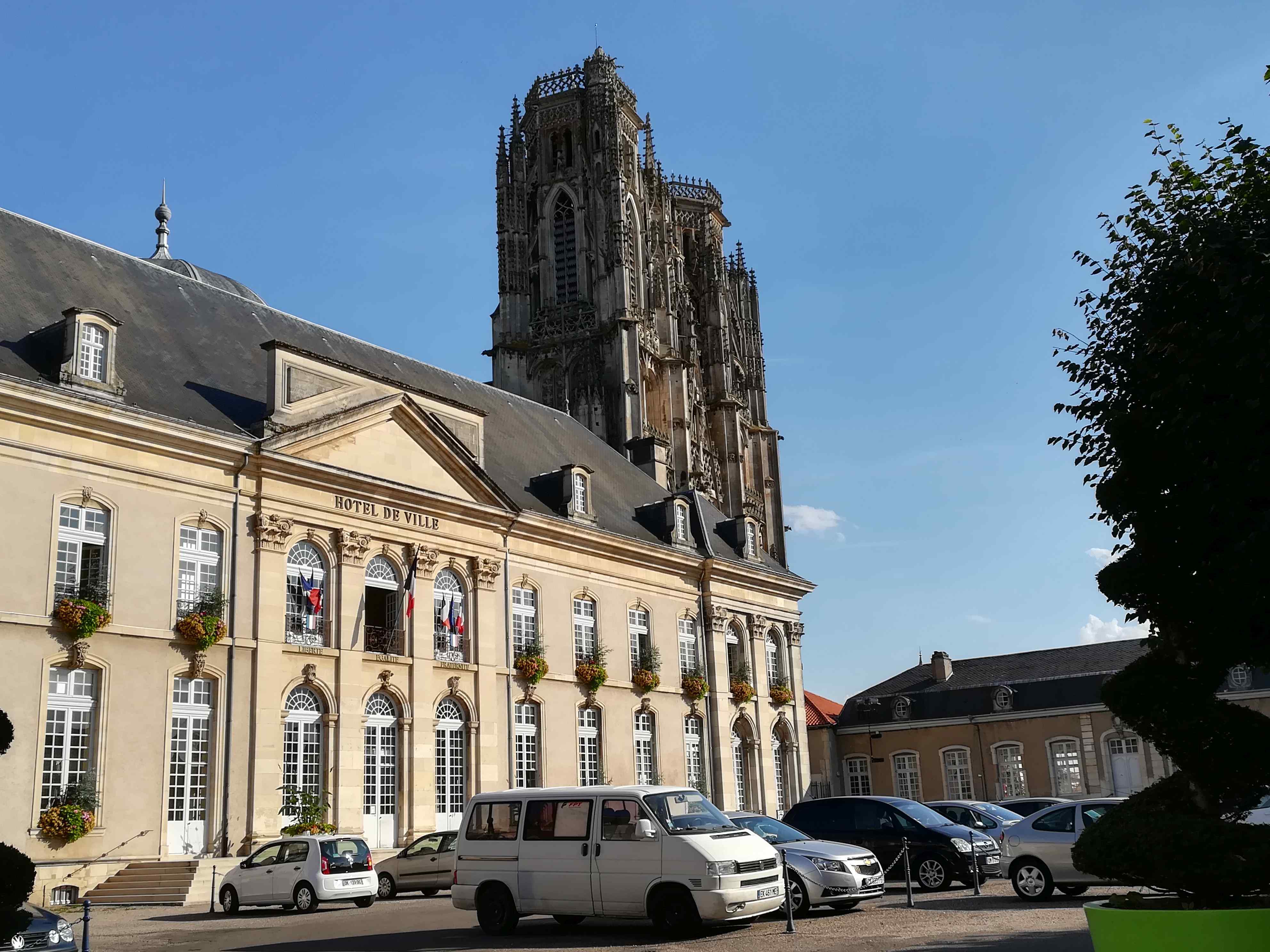 Toul Rathaus und die Kathedrale