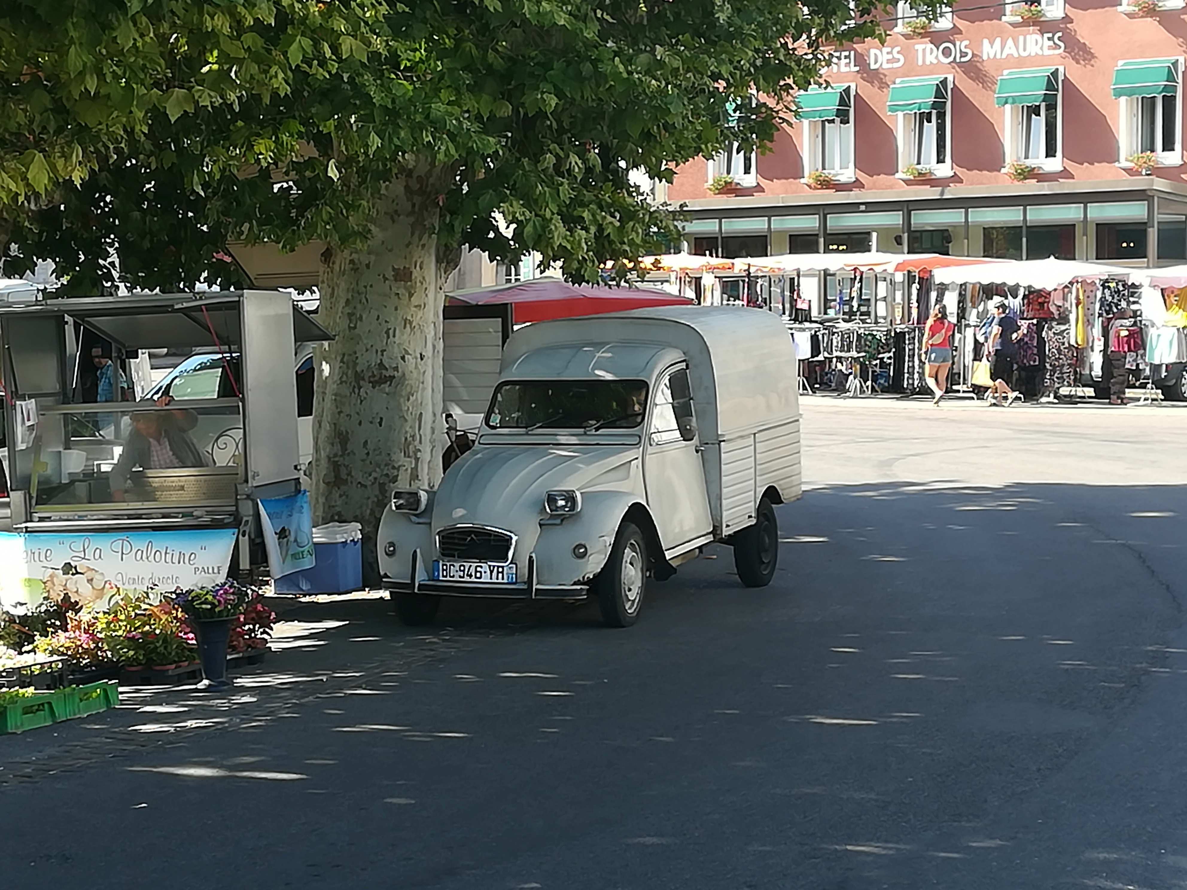 Markt und 2CV in Verdun sur le Doubs