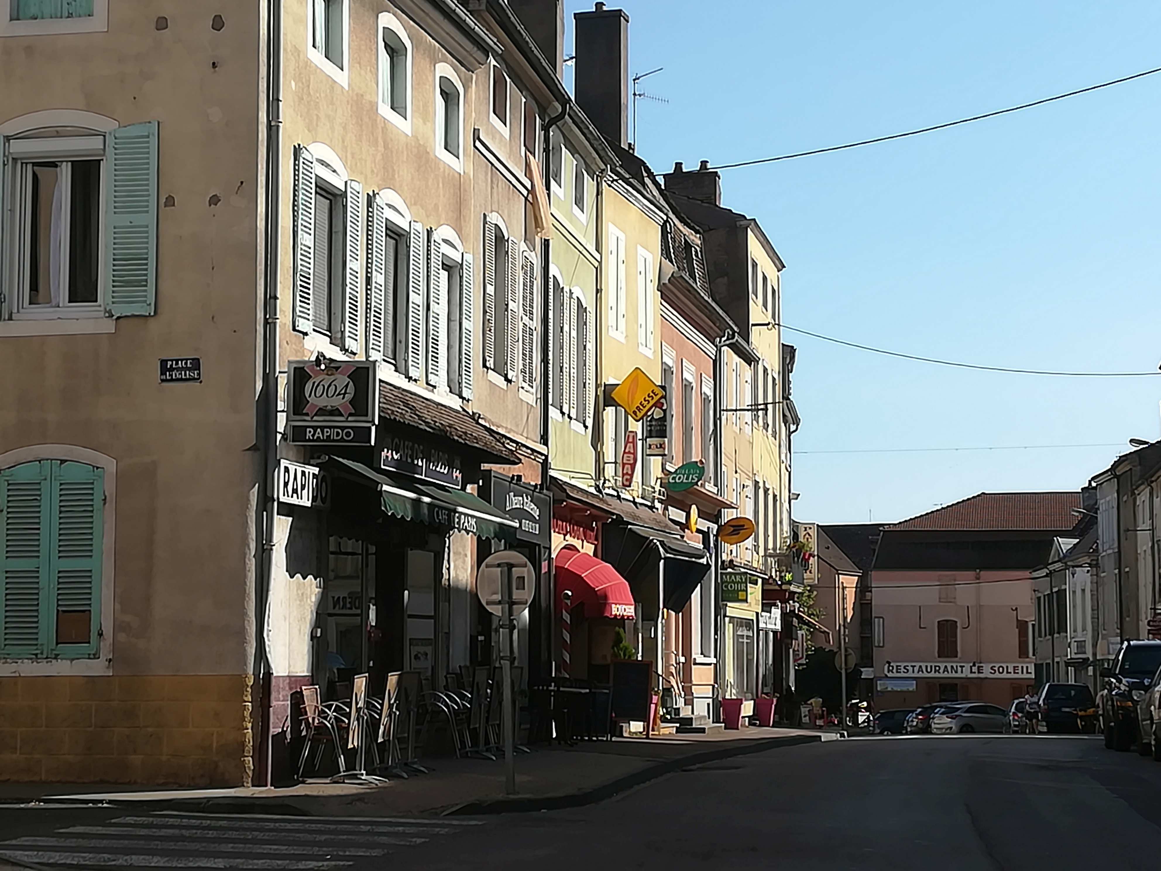 Die Rue de la Republique in Verdun sur les Doubs mit der Boucherie Clerc C