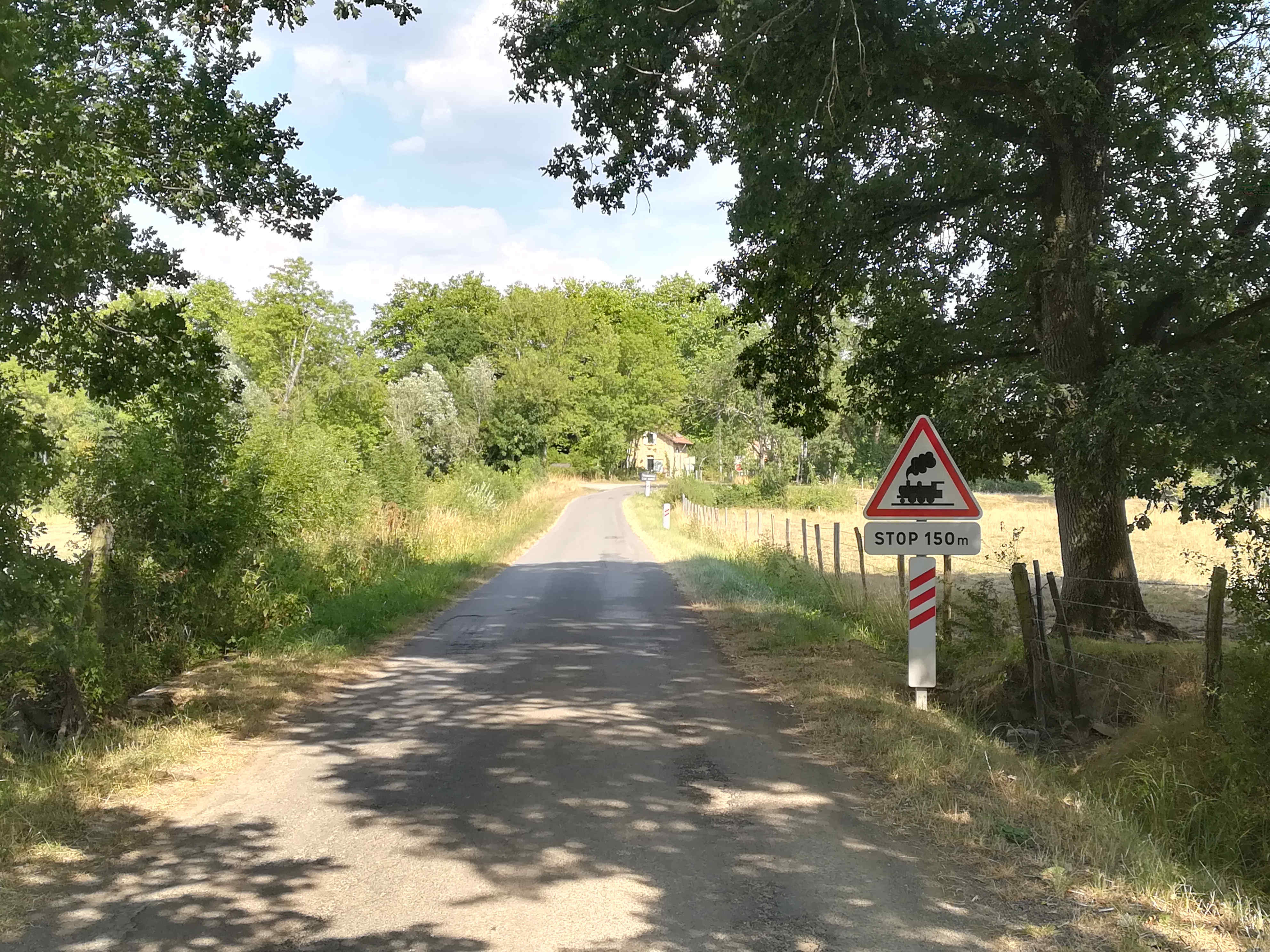 Destination-Entrepot-de-la-gare-Montaron-a-goche